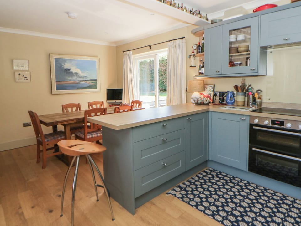 Fridge, microwave, dishwasher, cookware/dishes/utensils