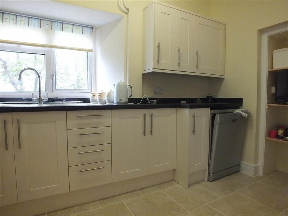 Cottage | Private kitchen | Fridge, dishwasher, cookware/dishes/utensils