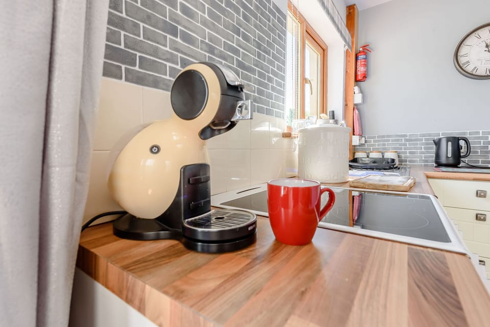 Cottage | Private kitchen | Fridge, microwave, electric kettle, toaster