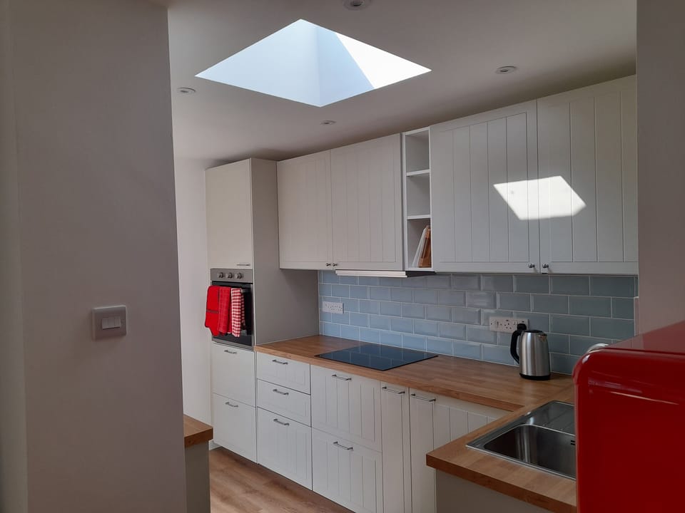 Cottage | Private kitchen | Fridge, electric kettle, toaster, cookware/dishes/utensils