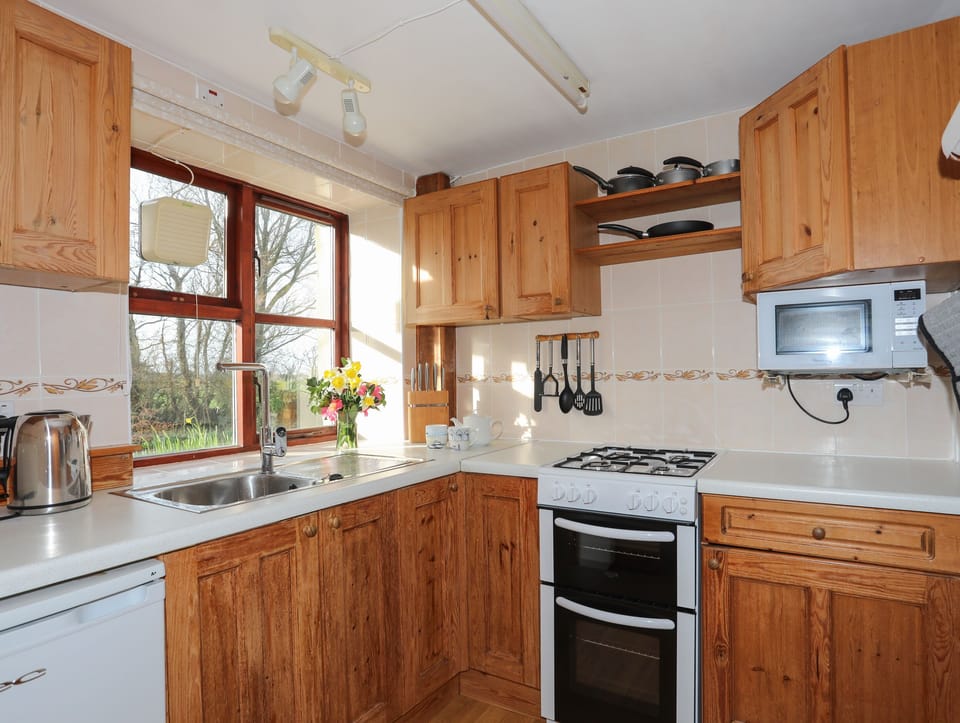 Cottage | Private kitchen | Fridge, microwave, electric kettle, toaster
