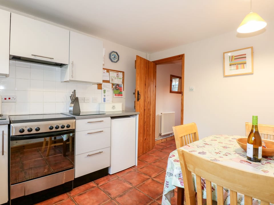 Cottage | Private kitchen | Fridge, electric kettle, toaster, cookware/dishes/utensils