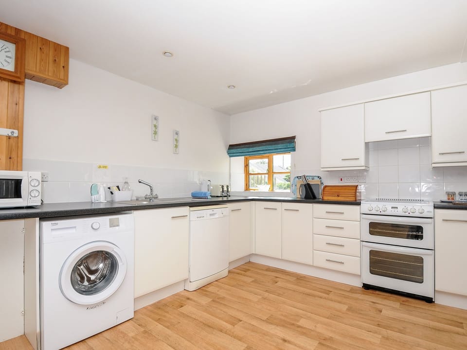 Cottage | Private kitchen | Fridge, microwave, dishwasher, electric kettle