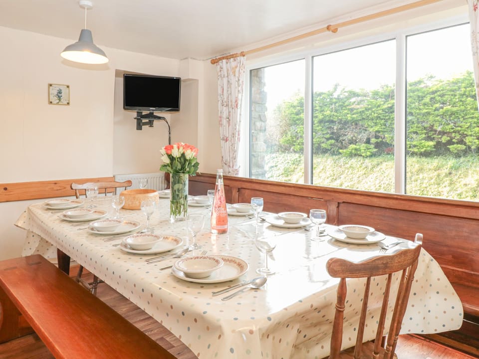Cottage | Private kitchen | Fridge, microwave, dishwasher, electric kettle