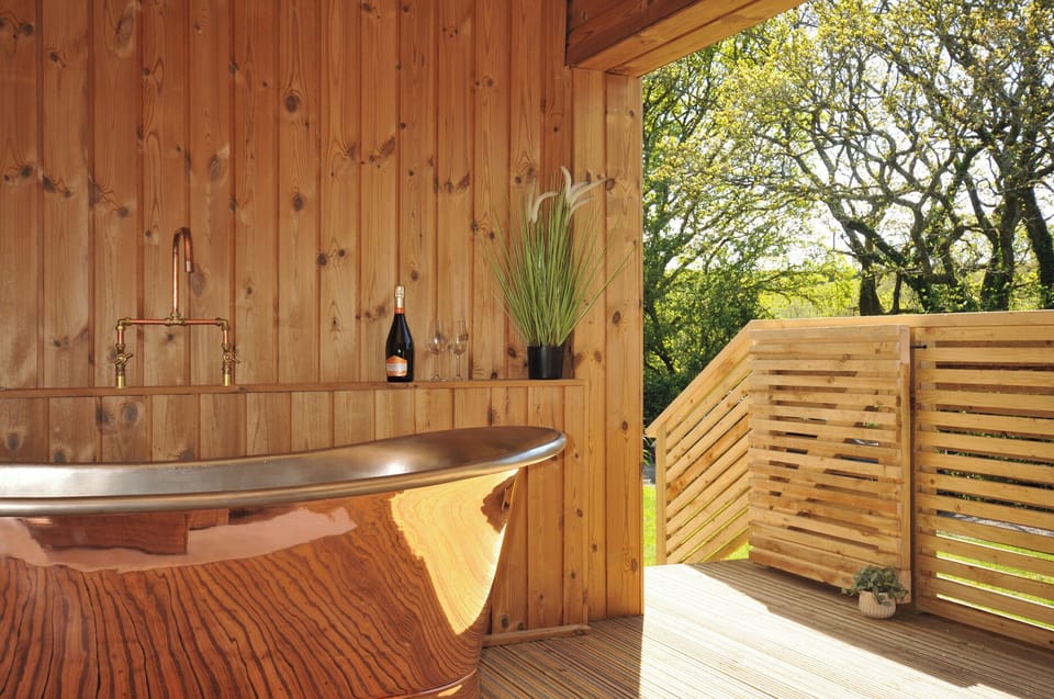 Cottage | Outdoor spa tub