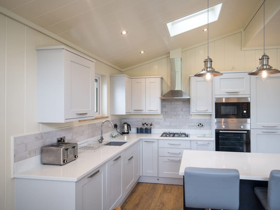 Cottage | Private kitchen | Fridge, microwave, dishwasher, electric kettle