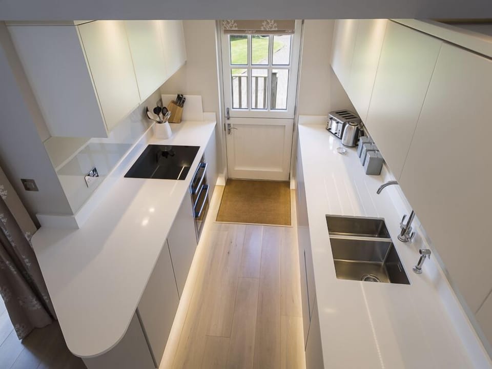 Cottage | Private kitchen | Fridge, microwave, dishwasher, cookware/dishes/utensils