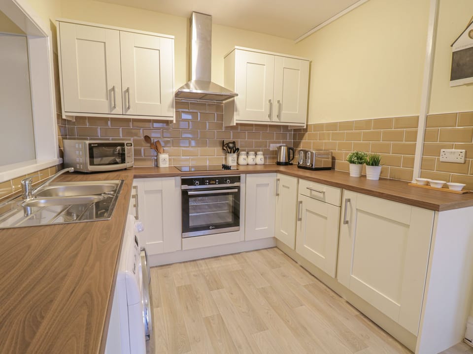 Cottage | Private kitchen | Fridge, microwave, electric kettle, toaster