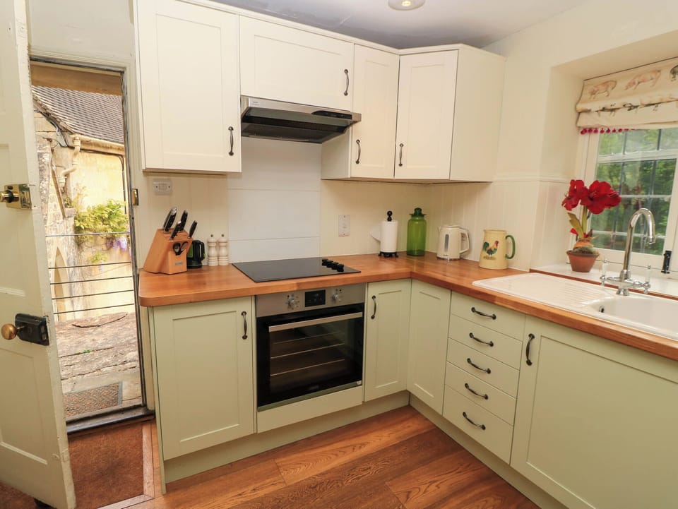 Cottage | Private kitchen | Fridge, microwave, electric kettle, toaster