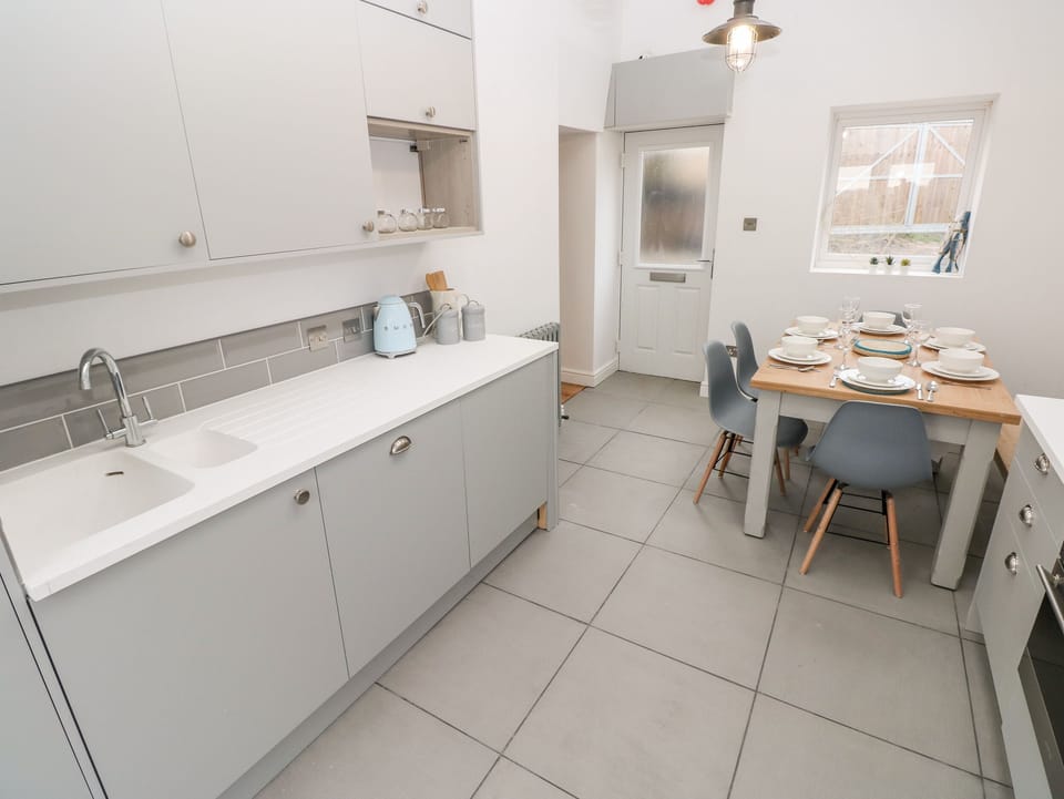 Cottage | Private kitchen | Fridge, dishwasher, electric kettle, toaster