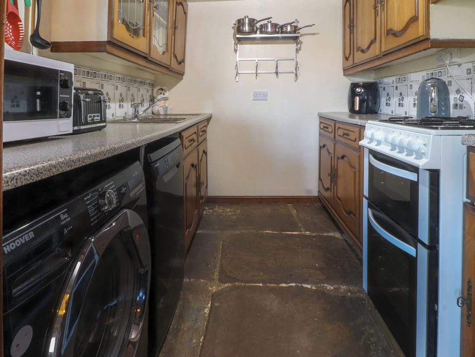 Cottage | Private kitchen | Fridge, dishwasher, electric kettle, toaster