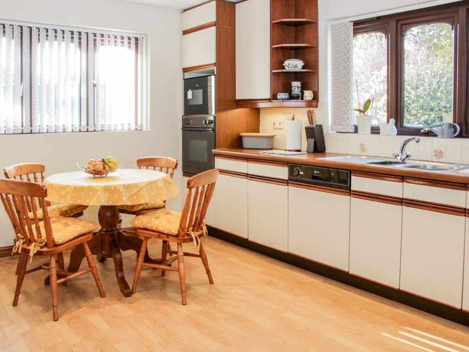 Cottage | Private kitchen | Fridge, microwave, dishwasher, electric kettle