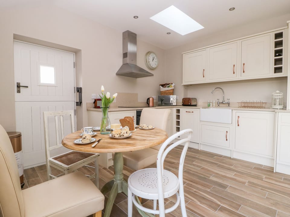 Cottage | Private kitchen | Fridge, dishwasher, electric kettle, toaster