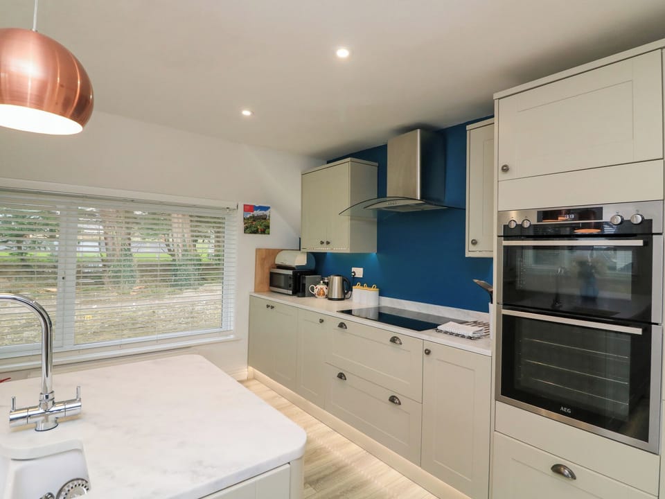 Cottage | Private kitchen | Fridge, dishwasher, cookware/dishes/utensils