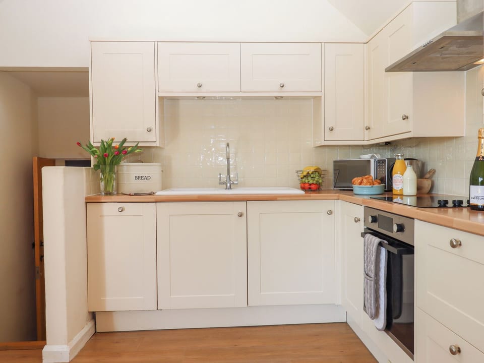 Cottage | Private kitchen | Fridge, microwave, dishwasher, electric kettle