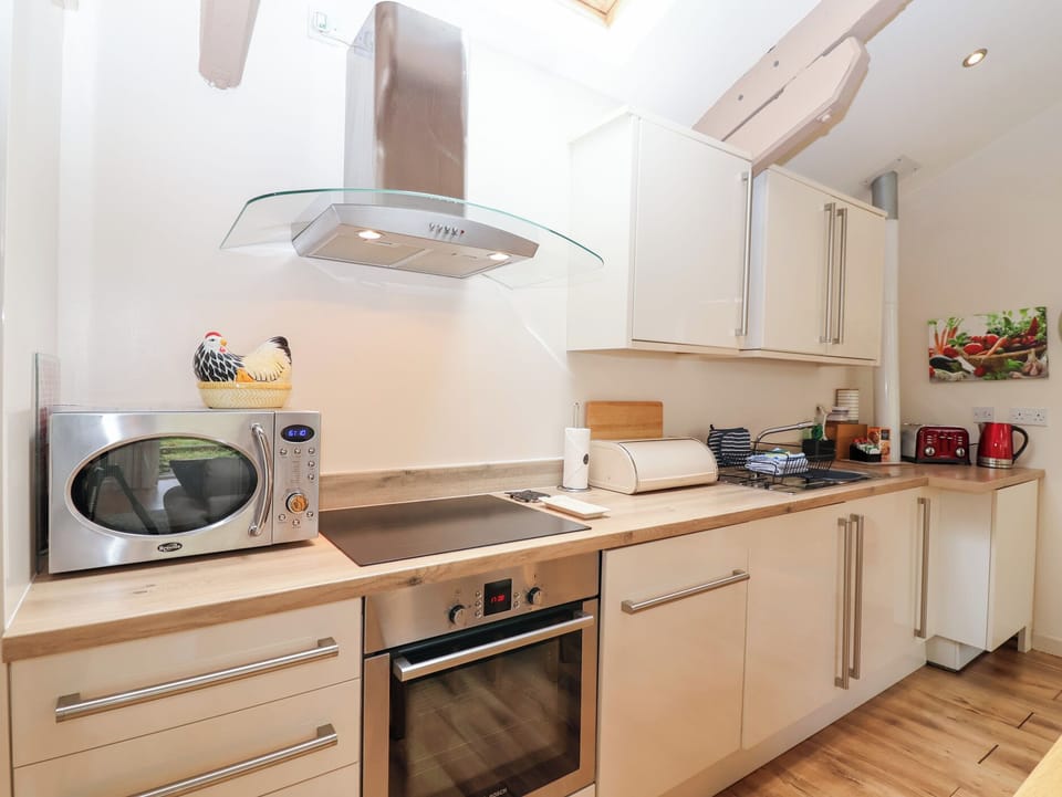 Cottage | Private kitchen | Fridge, microwave, dishwasher, electric kettle