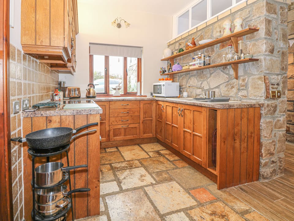 Cottage | Private kitchen | Fridge, dishwasher, electric kettle, toaster