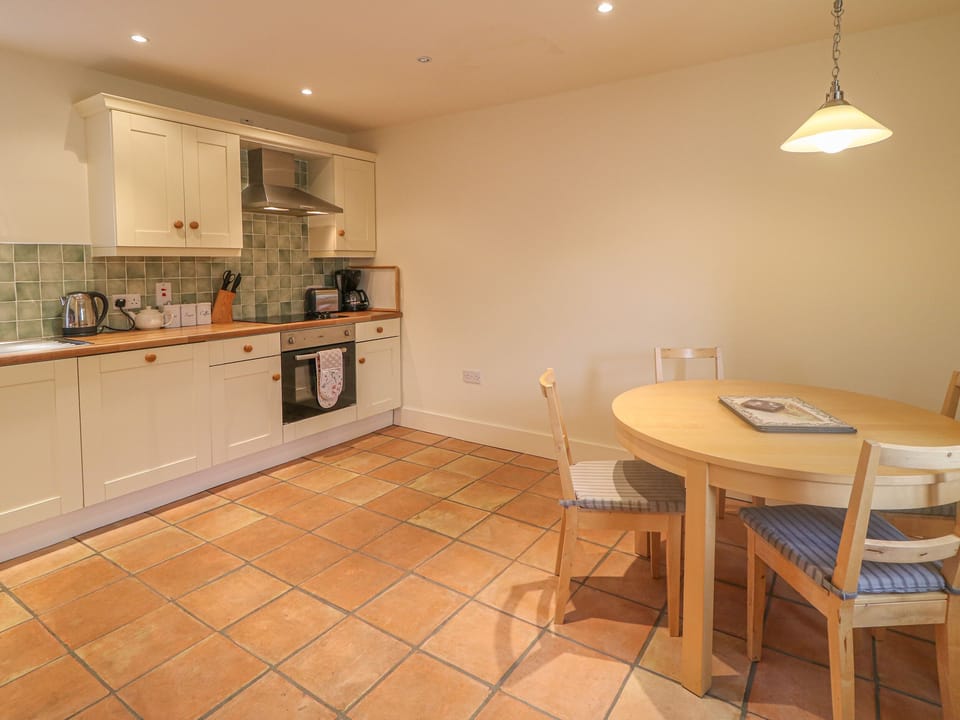 Cottage | Private kitchen | Fridge, dishwasher, electric kettle, toaster