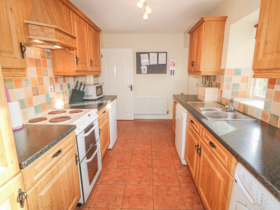 Cottage | Private kitchen | Fridge, dishwasher, electric kettle, toaster