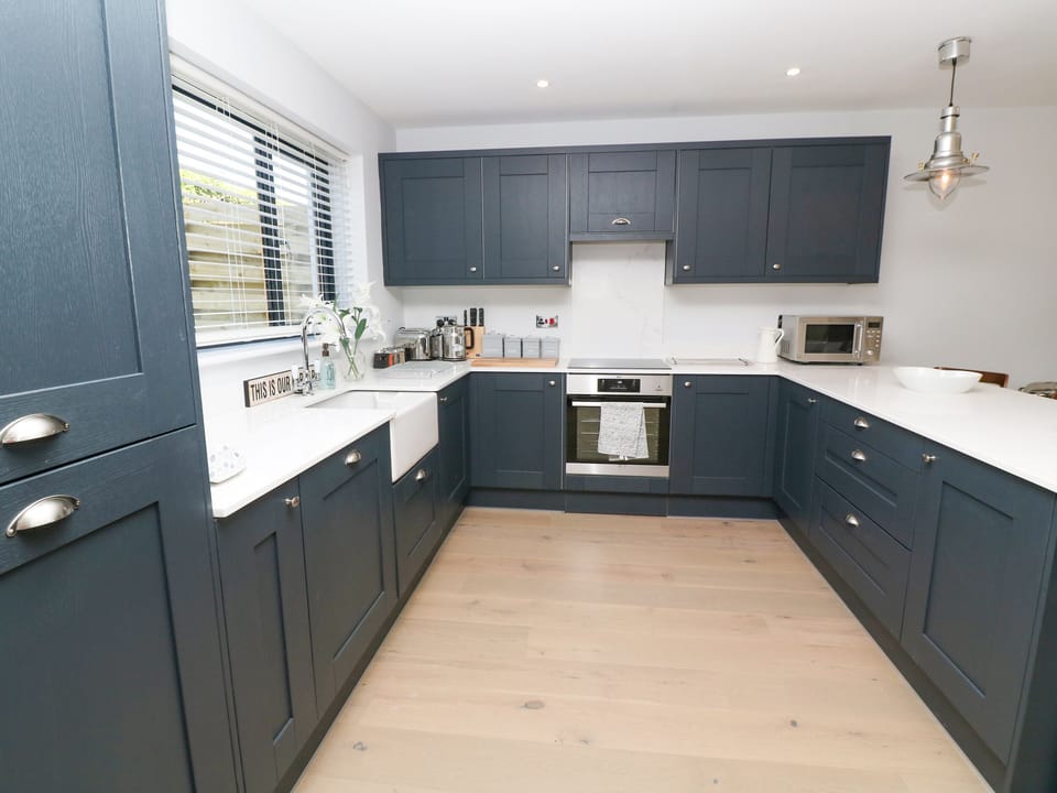 Cottage | Private kitchen | Fridge, microwave, dishwasher, cookware/dishes/utensils