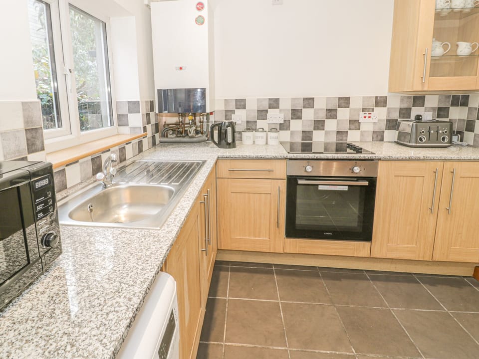 Cottage | Private kitchen | Fridge, microwave, electric kettle, toaster