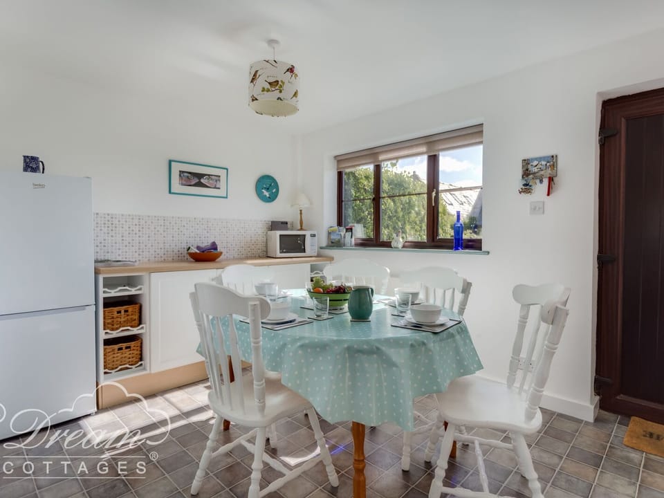 Cottage | Private kitchen | Dishwasher, cookware/dishes/utensils