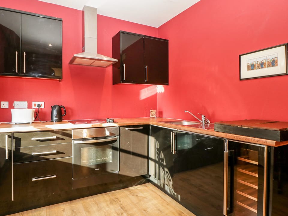 Cottage | Private kitchen | Fridge, dishwasher, cookware/dishes/utensils