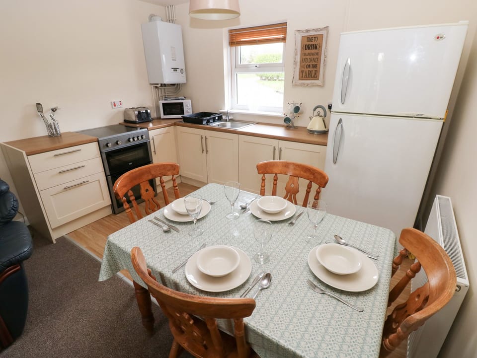Cottage | Private kitchen | Fridge, electric kettle, toaster, cookware/dishes/utensils