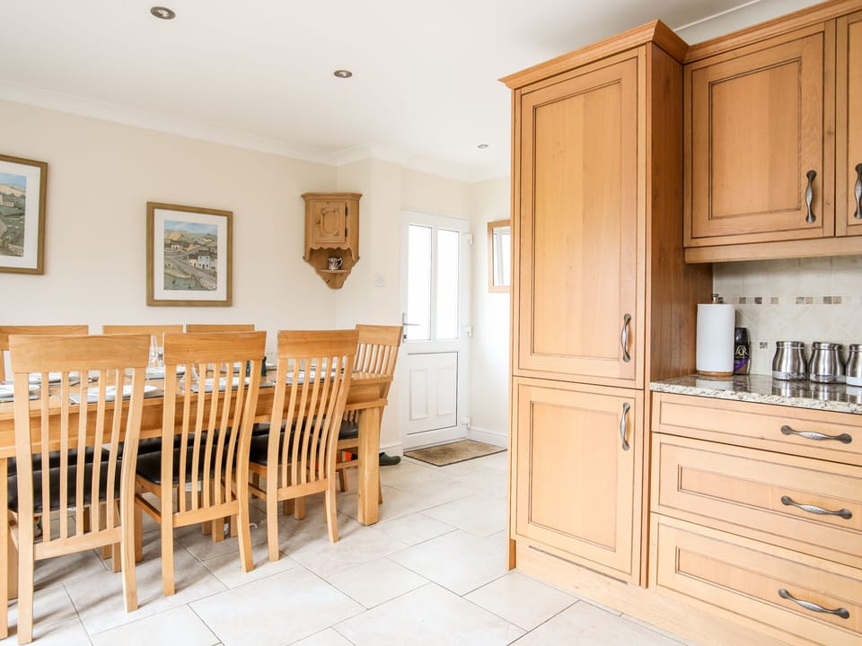 Cottage | Private kitchen | Dishwasher, cookware/dishes/utensils