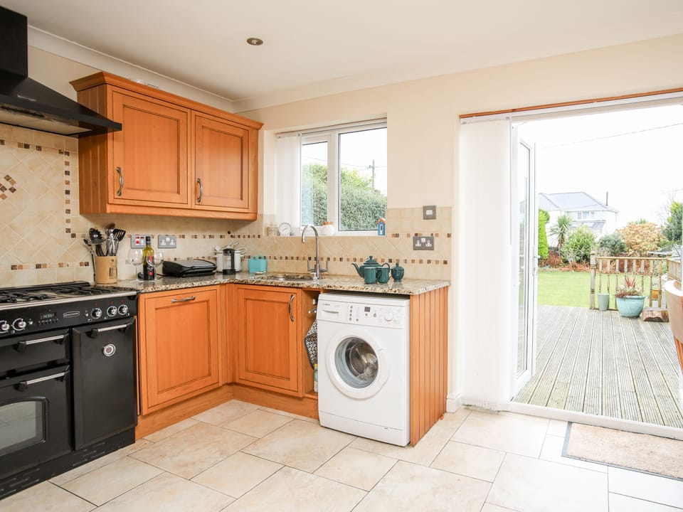 Cottage | Private kitchen | Dishwasher, cookware/dishes/utensils