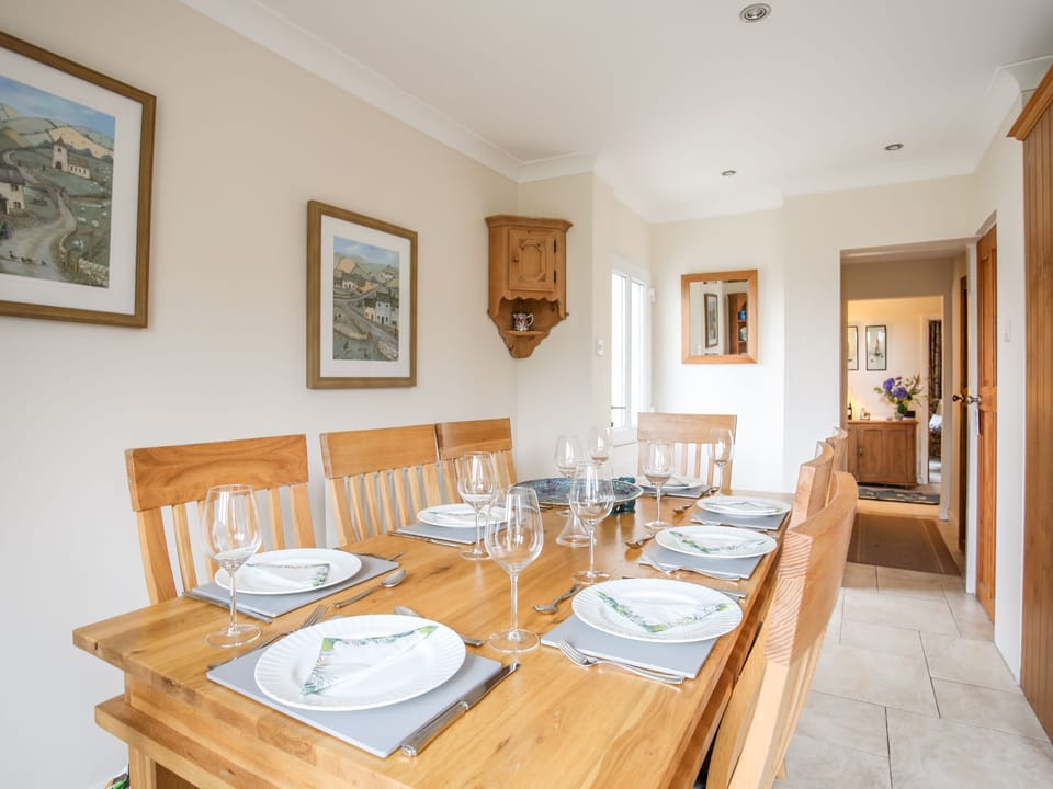 Cottage | Private kitchen | Dishwasher, cookware/dishes/utensils