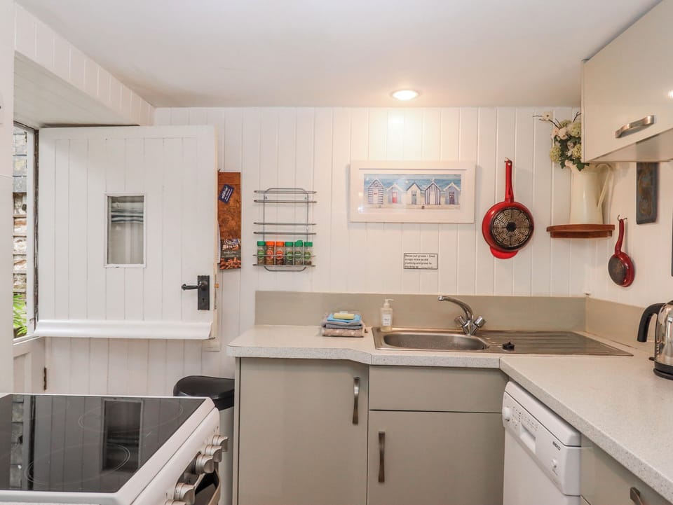 Cottage | Private kitchen | Fridge, microwave, dishwasher, electric kettle