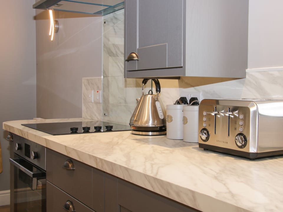 Cottage | Private kitchen | Fridge, microwave, electric kettle, cookware/dishes/utensils