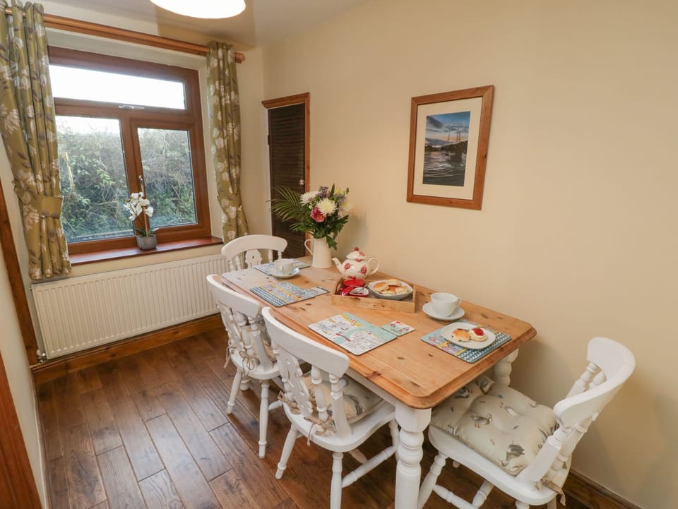 Cottage | Private kitchen | Fridge, microwave, dishwasher, electric kettle