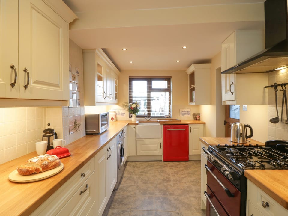 Cottage | Private kitchen | Fridge, microwave, dishwasher, electric kettle