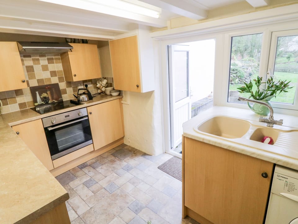 Cottage | Private kitchen | Fridge, microwave, electric kettle, toaster