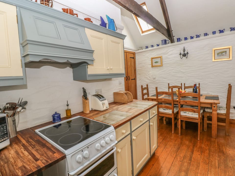 Cottage | Private kitchen | Fridge, dishwasher, electric kettle, toaster
