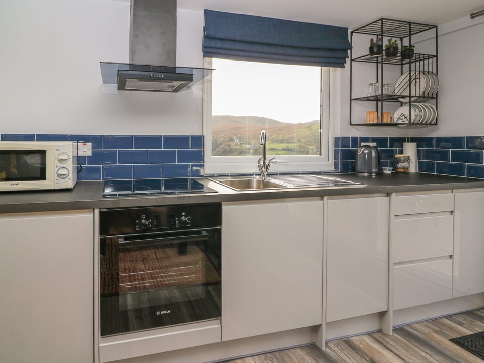Cottage | Private kitchen | Fridge, microwave, dishwasher, electric kettle