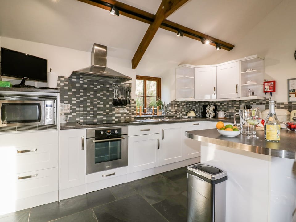 Cottage | Private kitchen | Fridge, microwave, electric kettle, toaster