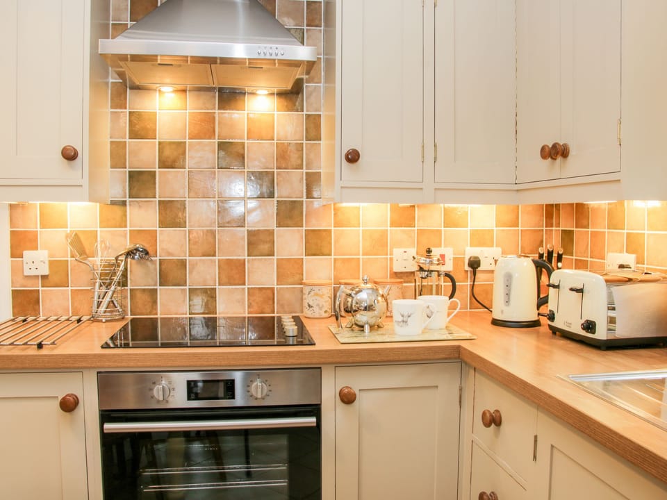 Cottage | Private kitchen | Fridge, microwave, dishwasher, cookware/dishes/utensils