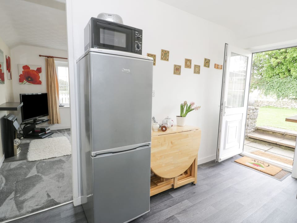 Cottage | Private kitchen | Fridge, electric kettle, toaster, cookware/dishes/utensils