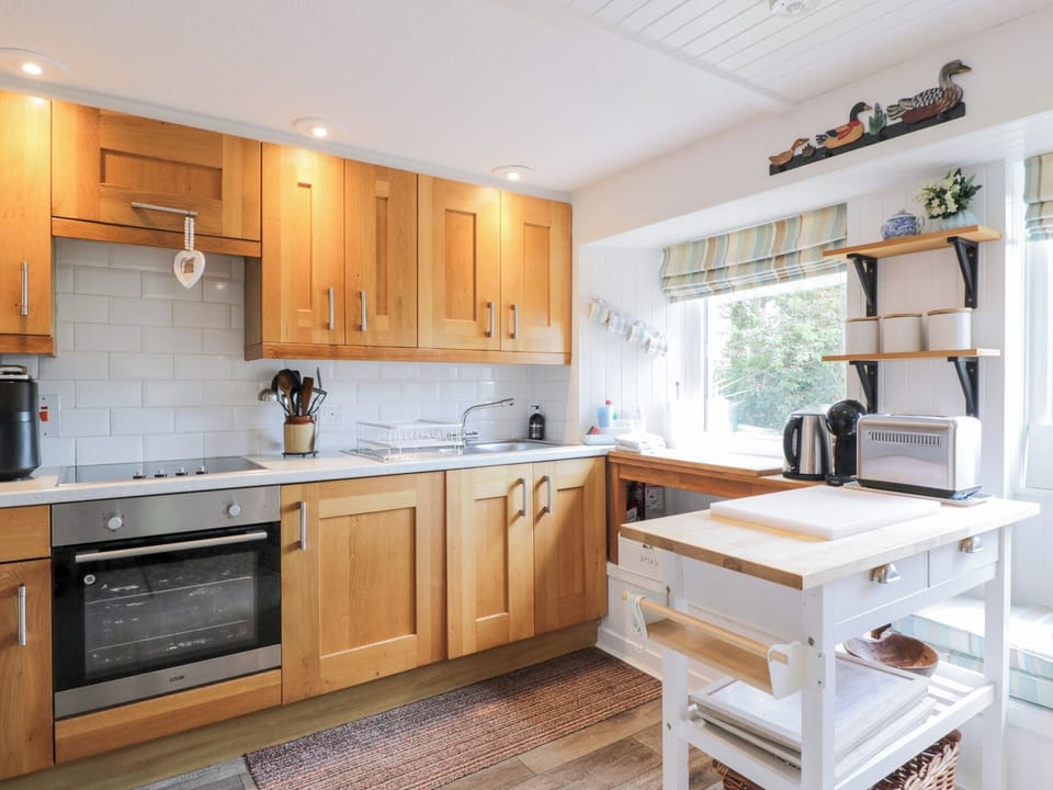Cottage | Private kitchen | Fridge, electric kettle, toaster, cookware/dishes/utensils