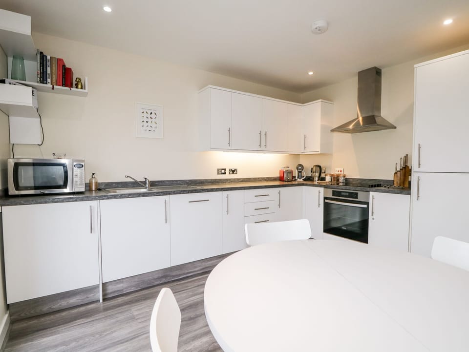 Cottage | Private kitchen | Fridge, dishwasher, cookware/dishes/utensils