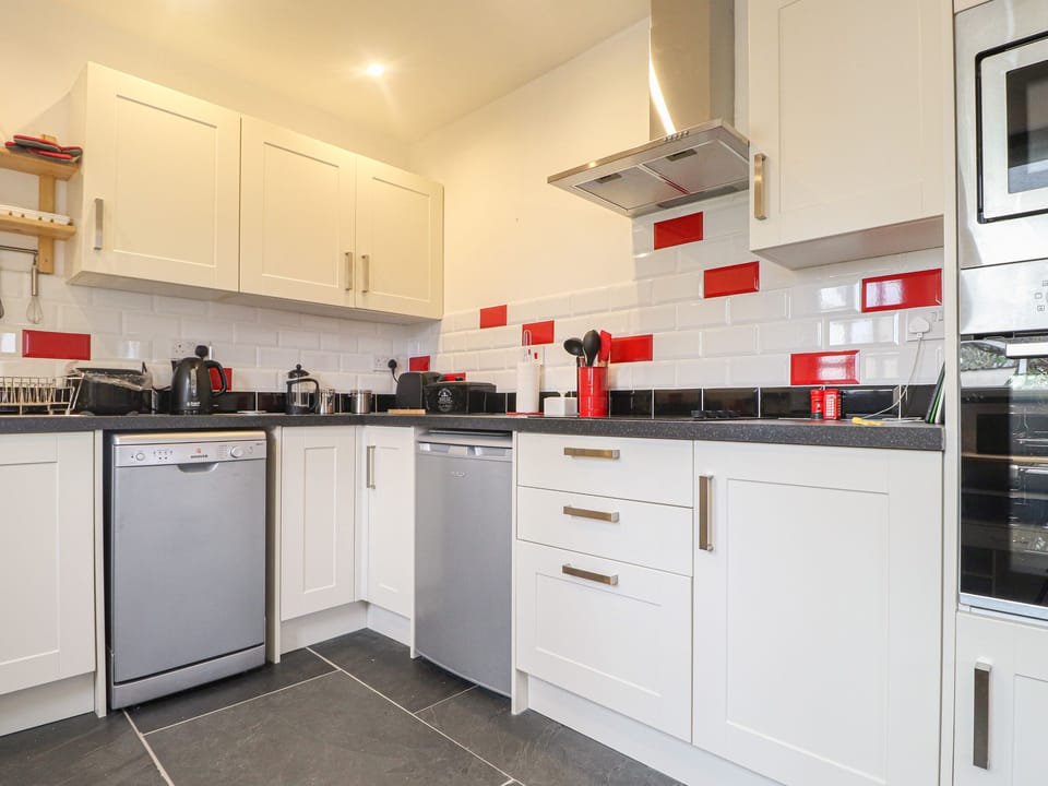 Cottage | Private kitchen | Fridge, dishwasher, cookware/dishes/utensils