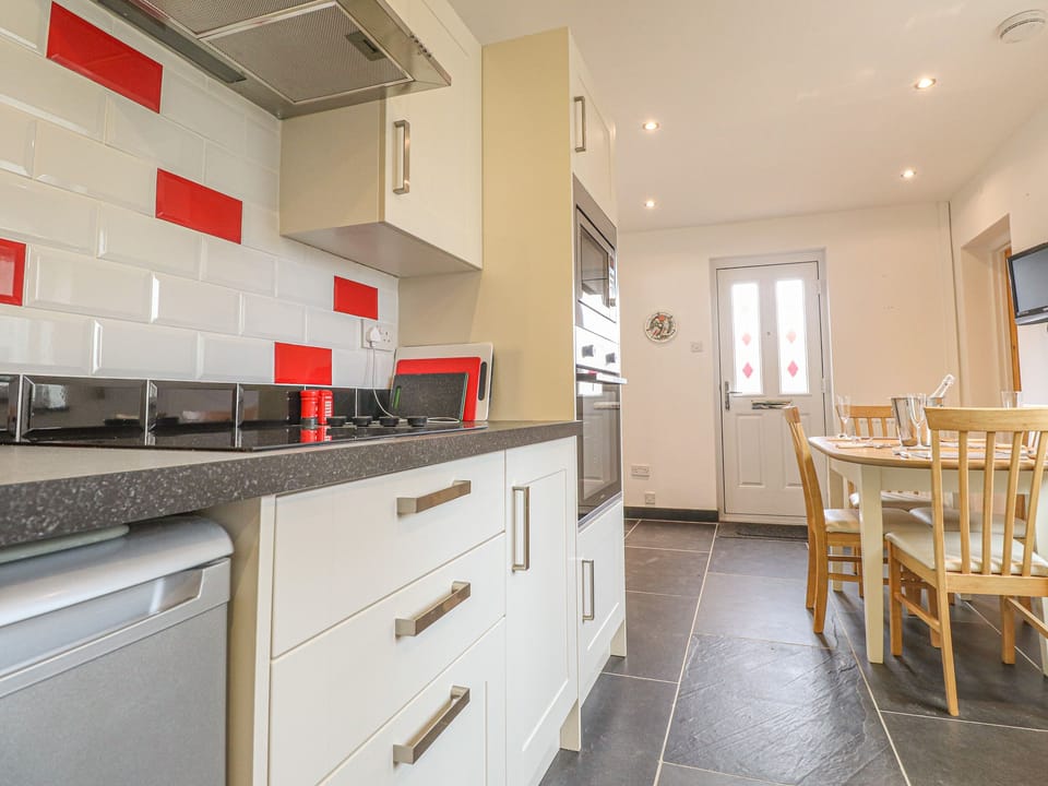 Cottage | Private kitchen | Fridge, dishwasher, cookware/dishes/utensils