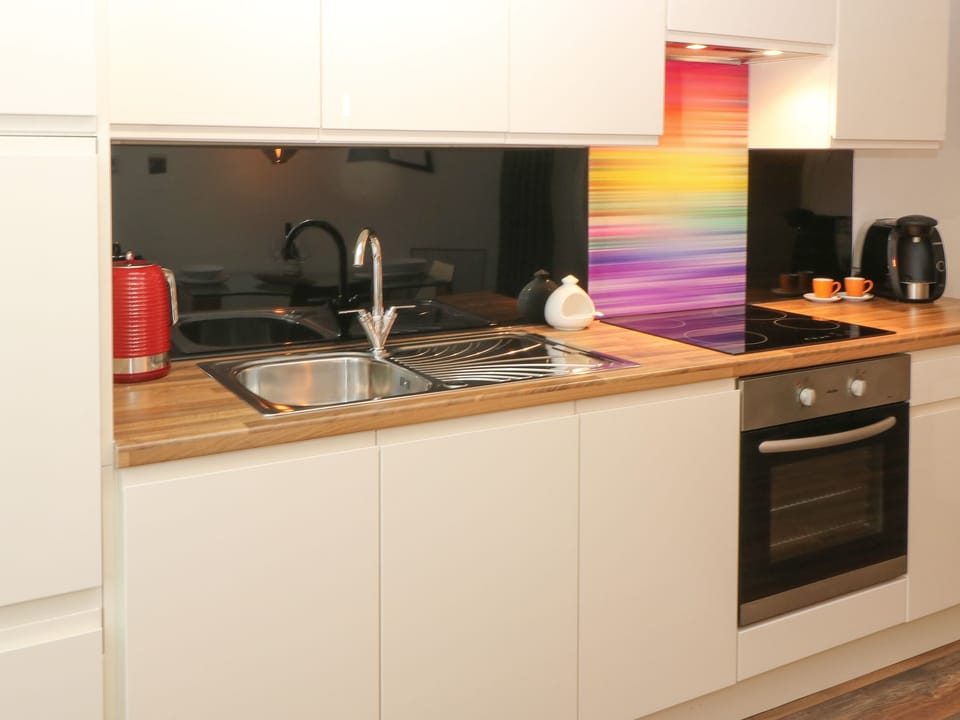 Cottage | Private kitchen | Fridge, electric kettle, toaster, cookware/dishes/utensils