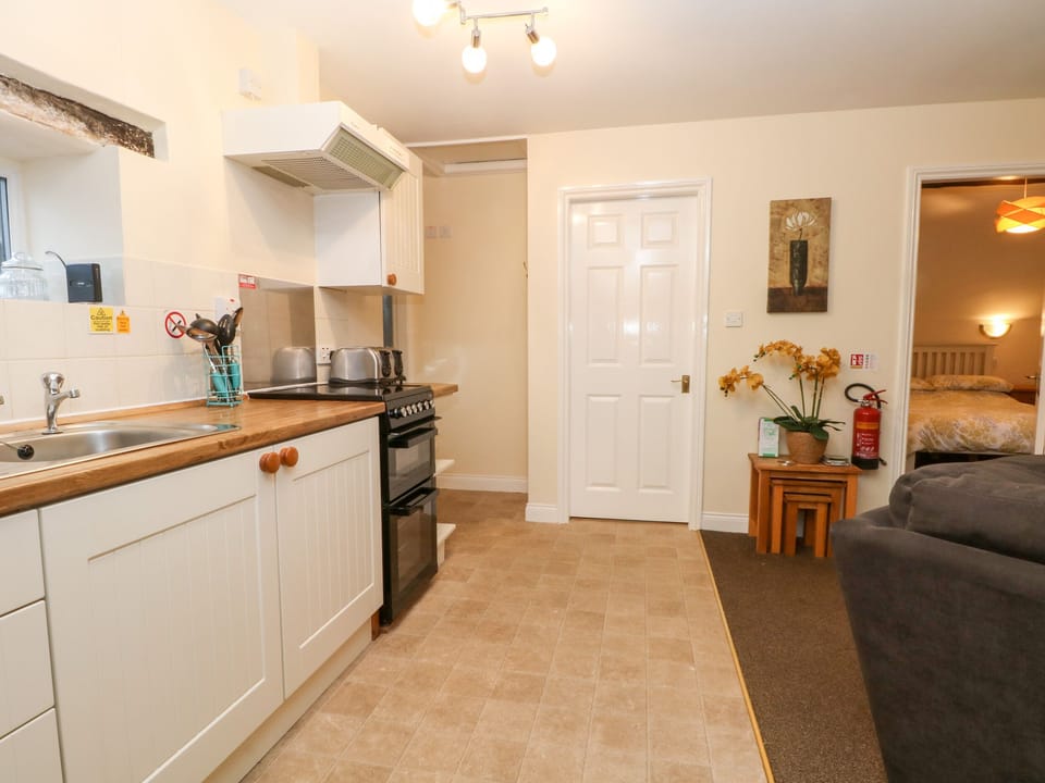 Cottage | Private kitchen | Fridge, microwave, electric kettle, toaster