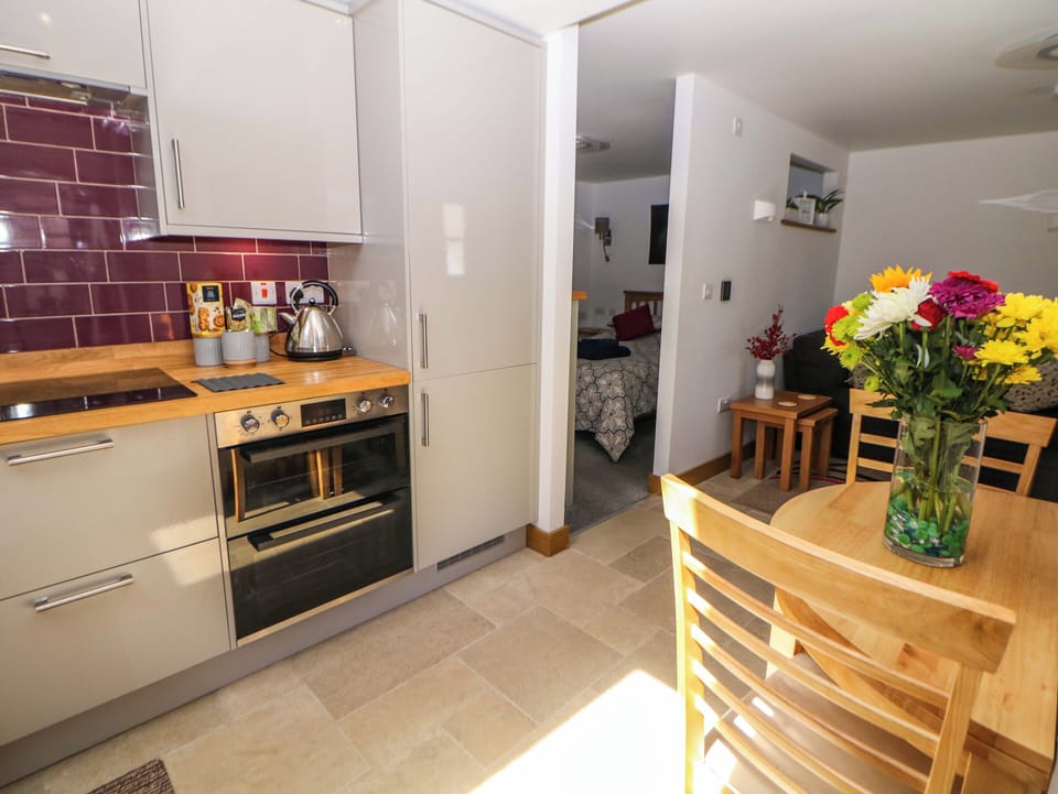 Cottage | Private kitchen | Fridge, microwave, dishwasher, electric kettle