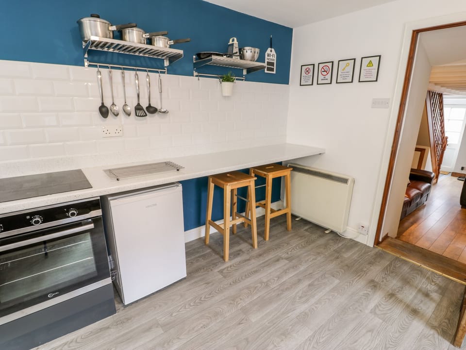Cottage | Private kitchen | Fridge, microwave, electric kettle, toaster