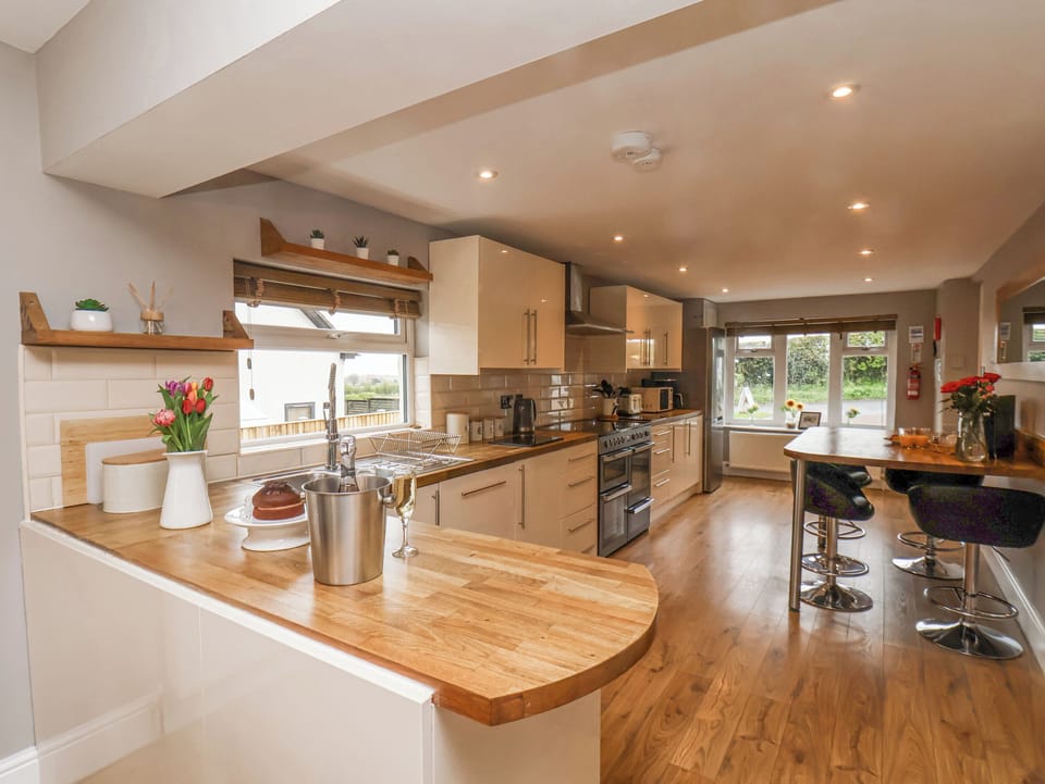 Cottage | Private kitchen | Fridge, dishwasher, cookware/dishes/utensils